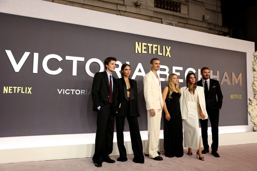 El exfutbolista del Manchester United y de la selección inglesa de fútbol David Beckham y la diseñadora de moda inglesa Victoria Beckham posan junto a sus hijos Harper Beckham, Romeo Beckham y Cruz Beckham a su llegada para asistir al estreno mundial de la serie documental de tres partes Victoria Beckham en The Curzon Mayfair en Londres el 8 de octubre de 2025.&nbsp;