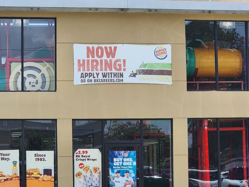 Cartel indica la búsqueda de empleados en un restaurante Burger King en el sur de Florida.