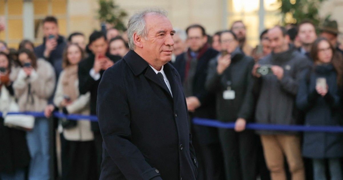 Parlamento tumba el segundo gobierno de Francia en nueve meses; también piden dimisión de Macron