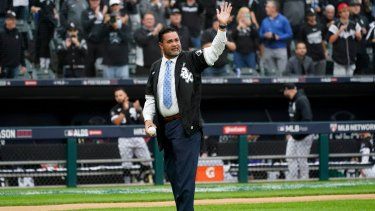 El exmánager de los Medias Blancas de Chicago, Ozzie Guillén, antes de hacer el lanzamiento ceremonial previo al cuarto juego de la Serie Divisional de la Liga Americana ante los Astros de Houston, el 12 de octubre de 2021, en Chicago.