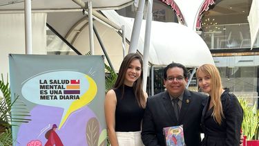 La directora del Centro de Orientación Psicológica Cuántico, Maira Alexandra, junto a los doctores Gilberto Alda y María Luisa de Aldana en el evento La salud mental es una meta diaria.