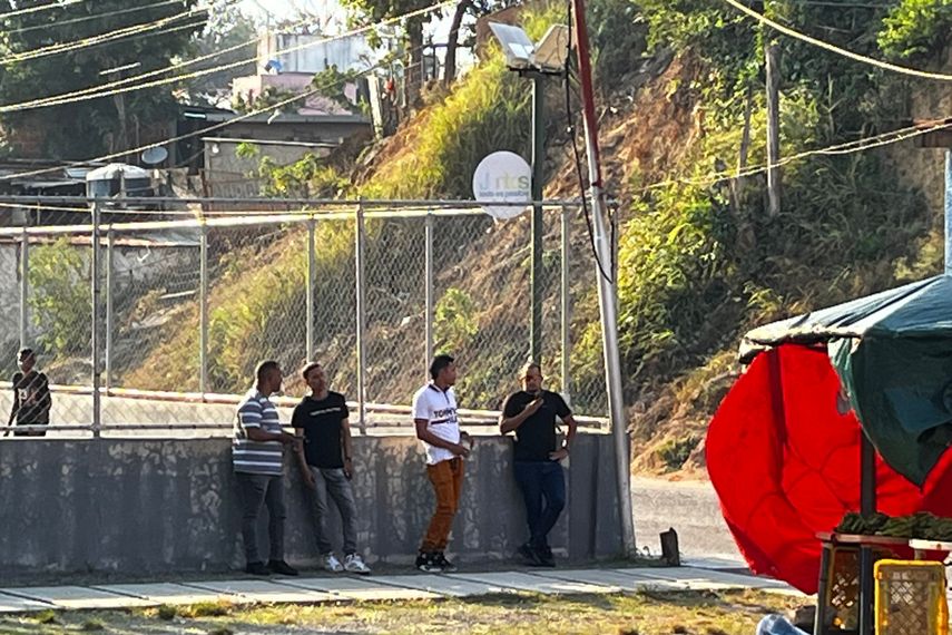 Sujetos sin identificar, asociados a los cuerpos de seguridad del régimen de Maduro, hostigan y persiguen a familiares de presos políticos