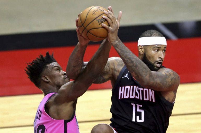 DeMarcus Cousins (15) de los Houston Rockets de Houston Rockets controla el balón bajo la presión de Jimmy Butler (22) del Miami Heat durante el primer cuarto en el Toyota Center 