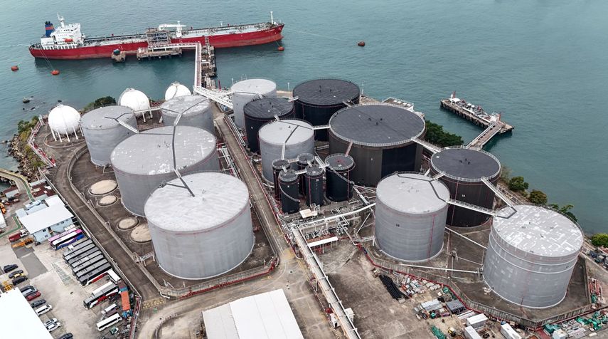 Tanques para petróleo en el puerto de Hong Kong, China.
