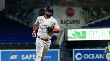 Jhonny Santos, de los Federales de Chiriquí (Panamá), recorre las bases del LoanDepot Park tras conectar jonrón solitario en el juego contra los Naranjeros de Hermosillo (México)