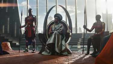 En esta imagen proporcionada por Marvel Studios, Dorothy Steel como la jefa de la tribu de los mercaderes, Florence Kasumba como Ayo, Angela Bassett como Ramonda, y Danai Gurira como Okoye en Black Panther: Wakanda Forever.