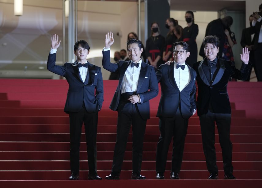 De izquierda a derecha, Yim Si-wan, Lee Byung-hun, el director Han Jae-rim y Song Kang-ho posan al llegar al estreno de Emergency Declaration&nbsp;en el Festival de Cine de Cannes, en el sur de Francia, el viernes 16 de julio de 2021.