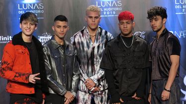 Los integrantes de la banda CNCO posan al llegar a las Lunas del Auditorio en el Auditorio Nacional de México el 30 de octubre de 2019.