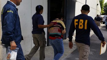 La policía de&nbsp;Puerto&nbsp;Rico&nbsp;ofreció al FBI toda su cooperación después de que varios de sus agentes allanaran la comandancia de la policía de Carolina, próximo a San Juan, por presuntos casos de corrupción.