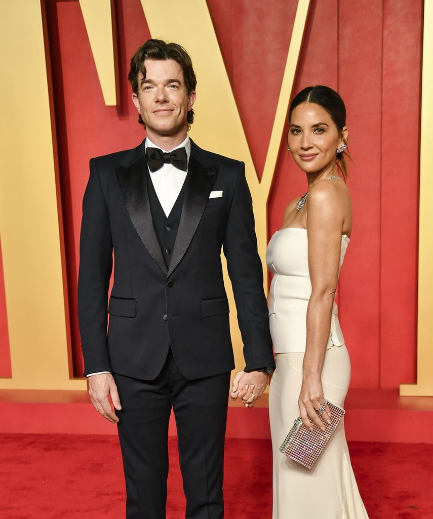 John Mulaney y la actriz Olivia Munn llegan a la fiesta de los Óscar de Vanity Fair, el domingo 10 de marzo de 2024 en el Centro Wallis Annenberg para las Artes Escénicas en Beverly Hills, California.&nbsp;
