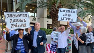 Un centenar de miamenses protesta en las afueras del Consulado de Espa&ntilde;a en Miami.