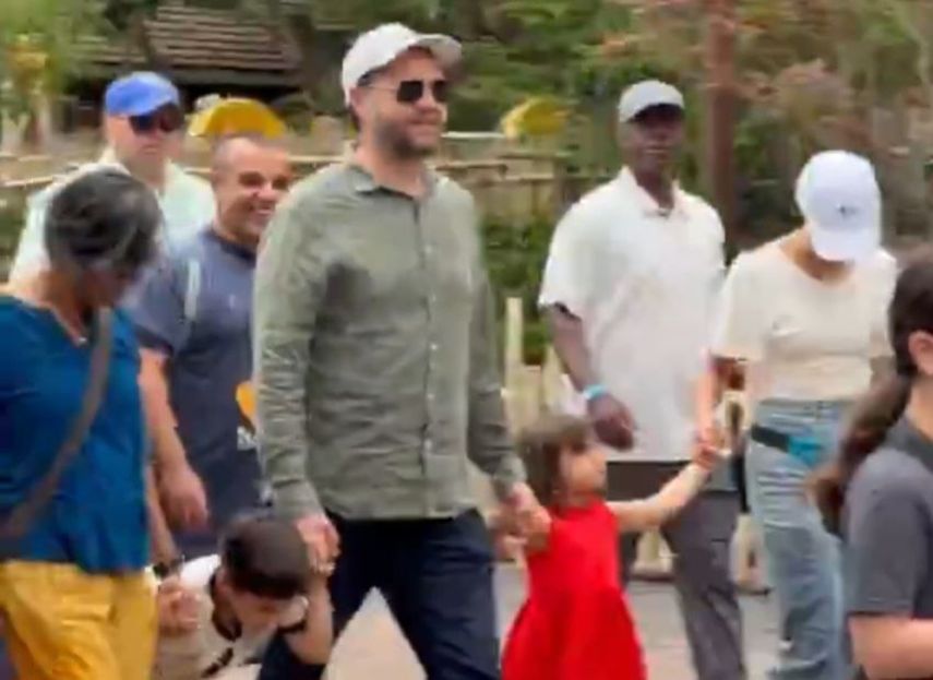 El vicepresidente JD Vance, junto a su esposas e hijos, durante una visita a Disneyland California