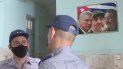 Los policías cubanos Omar Herrera y Youbel Laffita con un cuadro de Díaz-Canel, Fidel y Raúl Castro. Los policías cubanos Omar Herrera y Youbel Laffita con un cuadro de Díaz-Canel, Fidel y Raúl Castro.