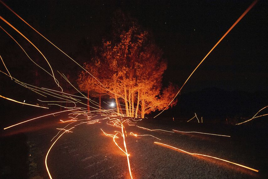 Fuertes vientos hacen que las ascuas de un incendio vuelen sobre la carretera Ida Clayton Rd. mientras el incendio Kincade arrasa Calistoga, California, el 29 de octubre de 2019.&nbsp;