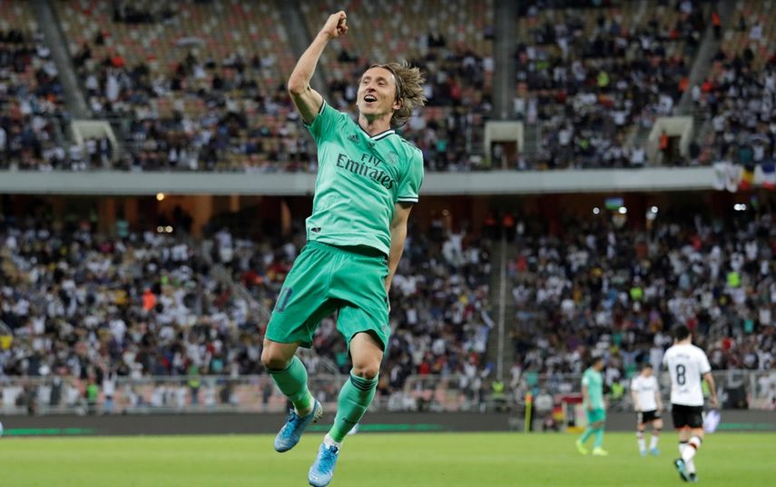 Luka Modric festeja tras marcar el tercer gol del Real Madrid en el partido ante el Valencia por las semifinales de la Supercopa española en Yeda, Arabia Saudita, el miércoles 8 de enero de 2020.