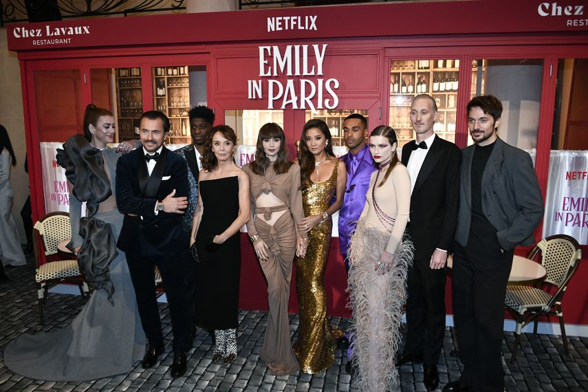 Elenco de Emily in París se reúne en la capital francesa con motivo del estreno de la tercera temporada.