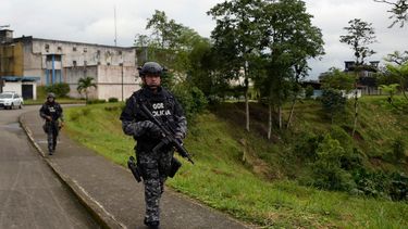 Fuerzas de seguridad en Ecuador hacen guardia.