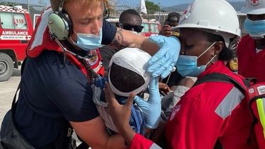 La Guardia Costera proporciona asistencia médica durante las operaciones humanitarias en Haití. Foto del Distrito 7 de la Guardia Costera de EEUU.