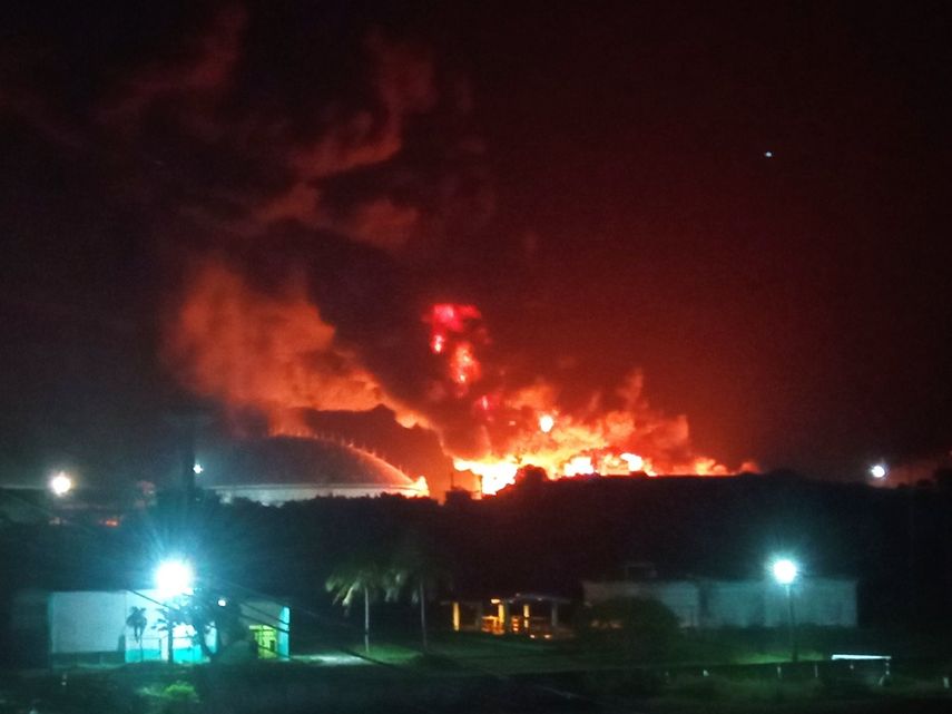 Fuego incontrolable tras la explosión en el puerto de superpetroleros de Matanzas, en Cuba.&nbsp; &nbsp;