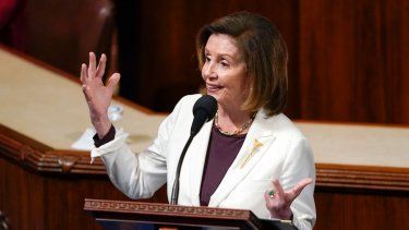 La presidenta de la Cámara de Representantes, la demócrata Nancy Pelosi, habla ante la cámara,Pelosi, que dejará de ser presidenta de la cámara cuando los republicanos tomen el control en enero, dijo que no aspirará una posición de liderazgo en el bloque demócrata. 