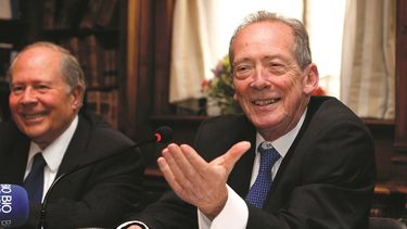 El director de la RAE, José Manuel Blecua, conversa con la prensa, junto al secretario de la Academia Chilena de la Lengua, José Luis Samaniego. (EFE)
