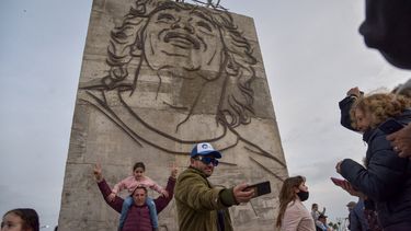 Un hombre se toma una selfie frente a un monumento en honor al fallecido leyenda del fútbol argentino Diego Armando Maradona luego de que fuera develado en Santa Clara del Mar, provincia de Buenos Aires, el 30 de octubre de 2021.