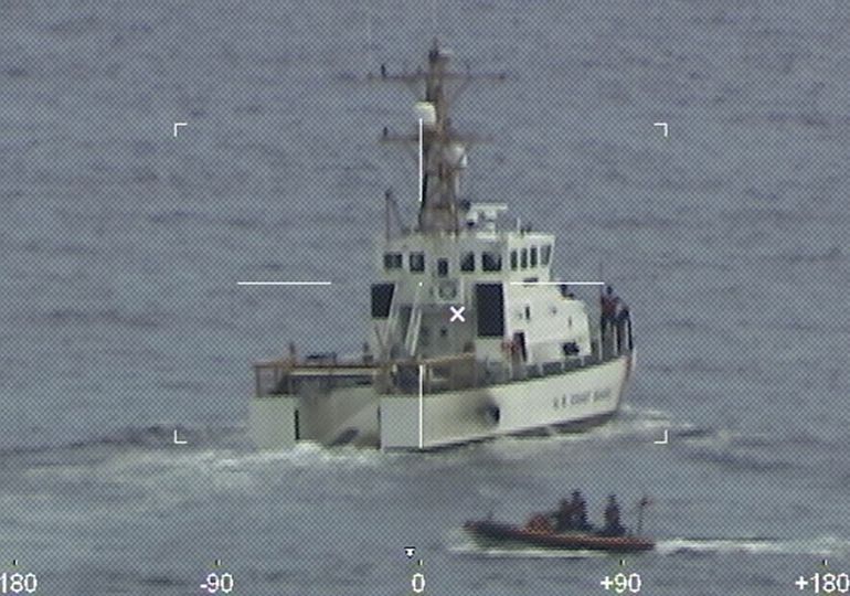 Denunciados en Velilla por usar un barco cebador en la laguna MiraCorredor