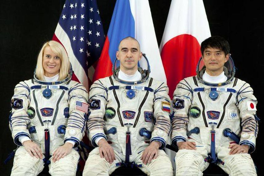 A bordo de la Soyuz MS-01 viajan el ruso Anatoli Ivanishin (centro), el japonés Takutya Onishi y la estadounidense Kathleen Rubins, quienes en los dos días de vuelo hacia la EEI someterán a diversas pruebas los nuevos sistemas de la nave (EFE)