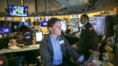 Agentes de Wall Street en el piso de remate.