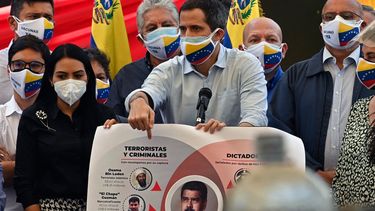 El presidente encargado de Venezuela, Juan Guaidó, presenta su propuesta para un Acuerdo de Salvación Nacional durante una conferencia de prensa en la plaza Los Palos Grandes, Chacao.&nbsp;