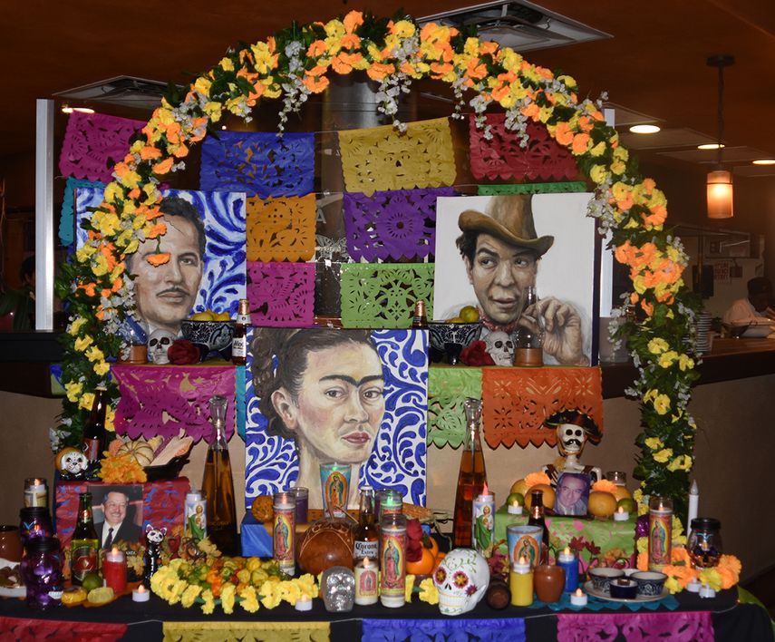 La cultura mexicana es tan rica y alegre que en ella se contempla celebrar a los que ya no están, como una especie de recordatorio de que habitamos un cuerpo de manera temporaria y que, según la creencia católica, la vida continúa en el más allá. 