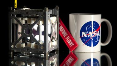 el joven genio creo el satelite mas pequeno del mundo