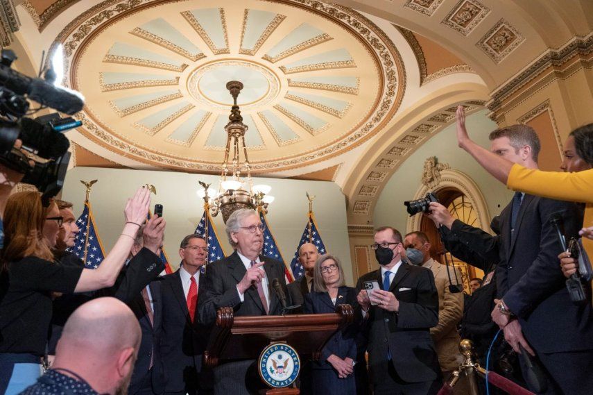 El líder de los republicanos en el Senado Mitch McConnell respondiendo a preguntas de reporteros en el Congreso en Washington.