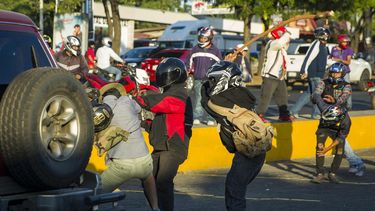 Miembros de las fuerzas antichoque agreden a personas&nbsp; &nbsp;durante las protestas en contra de las reformas del Instituto Nicaragüense de Seguridad Social (INSS), en Managua (Nicaragua).&nbsp;