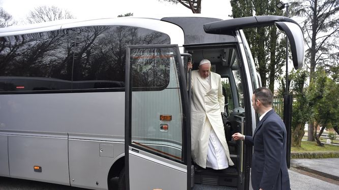El Papa comienza sus ejercicios espirituales de Cuaresma que se extenderán hasta el próximo 23 de febrero en la localidad de Ariccia, próxima a Roma.