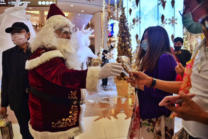 Con mascarillas y restricciones, el mundo vive la Navidad 2020.