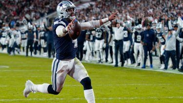 El quarterback de los Cowboys de Dallas, Dak Prescott, corre hacia la zona de anotación durante la primera mitad de un partido de la ronda de comodines frente a los Buccaneers de Tampa Bay, que ni con Tom Brady pudieron hacer algo el lunes 16 de enero de 2023, en Tampa, Florida.&nbsp;