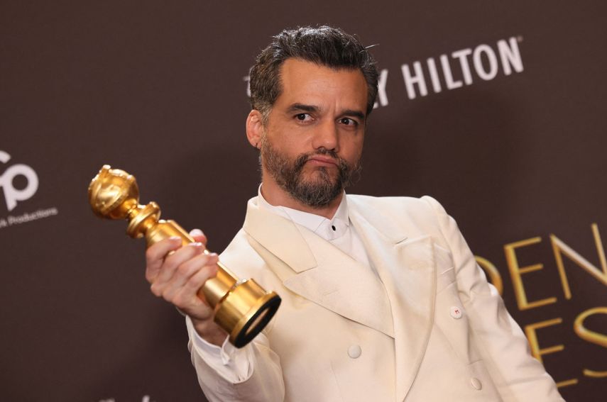 El actor brasileño Wagner Moura posa en la sala de prensa con el premio al Mejor Actor en una Película Dramática por El Agente Secreto durante la 83ª edición de los Premios Globo de Oro en el hotel Beverly Hilton en Beverly Hills, California, el 11 de enero de 2026.