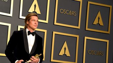 Brad Pitt posa tras ganar el Oscar como mejor actor de reparto por la película Once Upon A Time In Hollywood en la 92 edición de los Premios de la Academia.&nbsp;