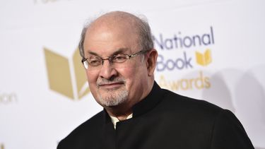 Salman Rushdie asiste a la 68 ceremonia y cena benéfica del Premio Nacional del Libro, el 15 de noviembre de 2017 en Nueva York.