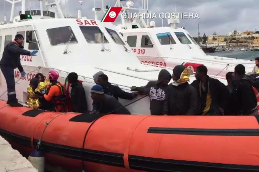 Los sobrevivientes de otras embarcaciones de la flotilla, que zarpó de Libia el domingo, confirmaron la desaparición de una balsa hinchable, señaló la portavoz del Alto Comisionado para los Refugiados (ACNUR), Carlotta Sami.