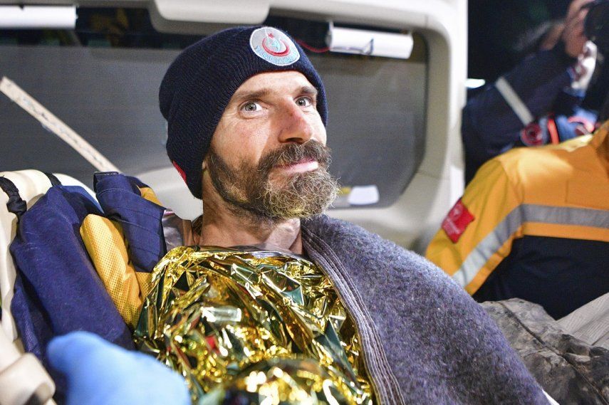 El espeleólogo estadounidense Mark Dickey es transportado en una camilla tras ser rescatado de una cueva luego de enfermar, en Anamur, en el sur de Turquía, el 12 de septiembre de 2023,.&nbsp;