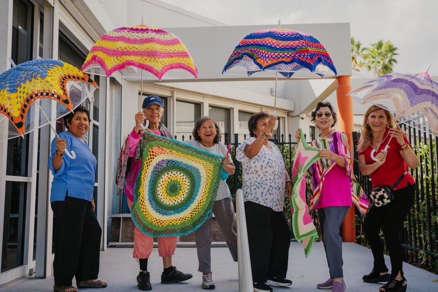 El proyecto Dancing Umbrellas cuenta actualmente con más de 250 sombrillas tejidas y 100 hula hoops artesanales