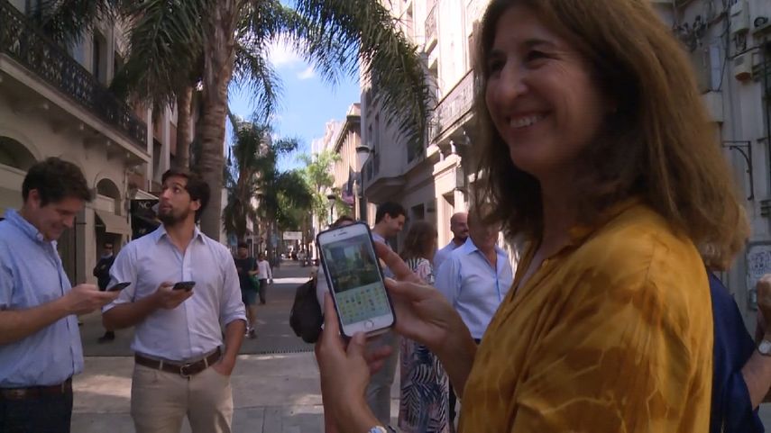 Un grupo de personas disfruta de una ceremonia nupcial a trav&eacute;s de Instagram live en Montevideo, la capital de Uruguay.