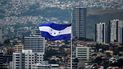 La bandera nacional de Honduras ondea en Tegucigalpa, la capital del país. La bandera nacional de Honduras ondea en Tegucigalpa, la capital del país.