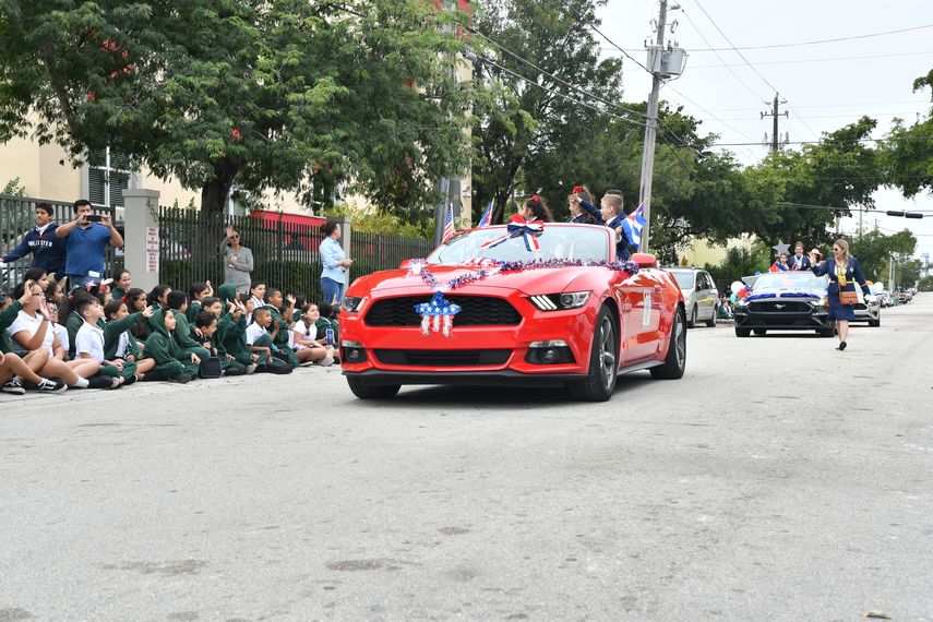 Los pequeños disfrutaron del desfile con autos en la&nbsp;Parada Escolar Martiana.