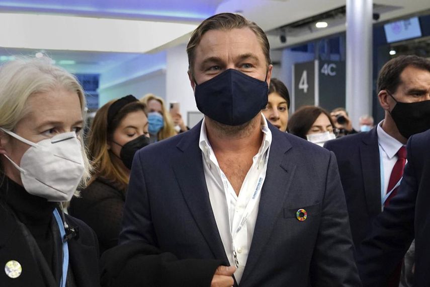 El actor Leonardo DiCaprio, en el centro, asiste a la Conferencia de las Naciones Unidas sobre el Cambio Climático COP26 en Glasgow, Escocia, el martes 2 de noviembre de 2021.&nbsp;