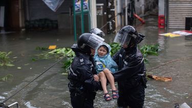 Dos bomberos rescatan a un niño.&nbsp;