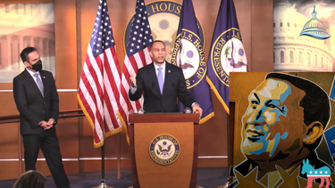 Un collage muestra al demócrata Hakeem Jeffries en su discurso del 19 de enero de 2022, al lado de la imagen del gobernante venezolano Hugo Chávez.&nbsp;