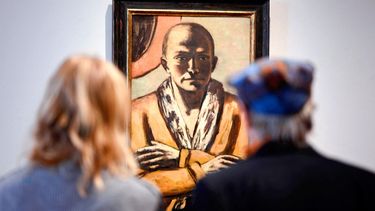 Los visitantes miran la pintura Selbstbildnis gelb-rosa&nbsp;(Autorretrato Amarillo-Rosa) del pintor alemán Max Beckmann (1884-1950) en la casa de subastas Grisebach en Berlín el 23 de noviembre de 2022.&nbsp;